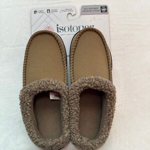 NWT Isotoner Mens Brushed Knit Tan Cozy Slip-On Slippers Size MD 8-9